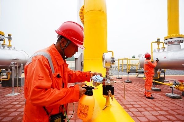 西氣東輸湖廣輸氣分公司員工在投產(chǎn)現(xiàn)場進行天然氣驗漏檢測。唐瑋峰攝