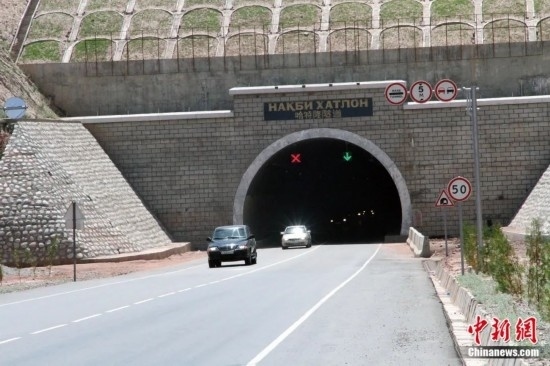 連接塔吉克斯坦南北的重要隧道之一哈特隆隧道由中國路橋承建，是塔國南北公路交通的重要干線道路，對促進(jìn)塔吉克斯坦南北交流和國民經(jīng)濟(jì)發(fā)展具有重要意義。田冰攝