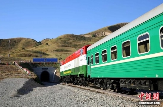 2016年8月24日，塔吉克斯坦“瓦赫達(dá)特-亞灣”鐵路通車。這是絲綢之路經(jīng)濟(jì)帶框架下首個開工并建成的鐵路項(xiàng)目，具標(biāo)志性意義。圖為火車進(jìn)入由中鐵十九局集團(tuán)有限公司承建的隧道。文龍杰 攝