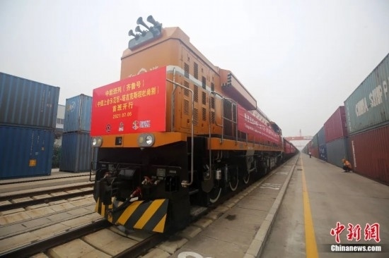 2021年7月5日，中國—上海合作組織地方經(jīng)貿(mào)合作示范區(qū)（簡稱“上合示范區(qū)”）前往塔吉克斯坦首都杜尚別的首班中歐班列（齊魯號）“上合快線”發(fā)出，從上合示范區(qū)青島多式聯(lián)運(yùn)中心啟程，為中國及日本、韓國等周邊國家和地區(qū)與塔吉克斯坦經(jīng)貿(mào)往來提供了全新的物流解決方案。胡耀杰 攝