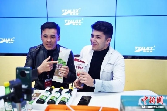 2023年3月，甘肅省慶陽市環(huán)縣電商創(chuàng)業(yè)孵化基地內(nèi)，來自蘭州文理學(xué)院的塔吉克斯坦留學(xué)生正在協(xié)助主播直播帶貨當(dāng)?shù)剞r(nóng)特產(chǎn)品。李亞龍 攝