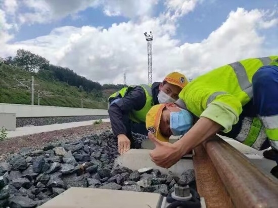 佟郎（左）正在檢修鐵路。受訪者供圖