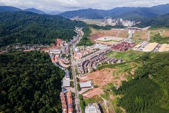 磨憨口岸俯瞰，右前方高層白色建筑群為老撾境內(nèi)。人民網(wǎng)記者 符皓攝