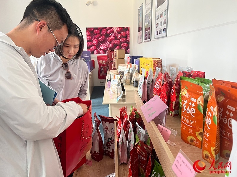 消費(fèi)者在選購產(chǎn)品。人民網(wǎng)記者 常雪梅攝