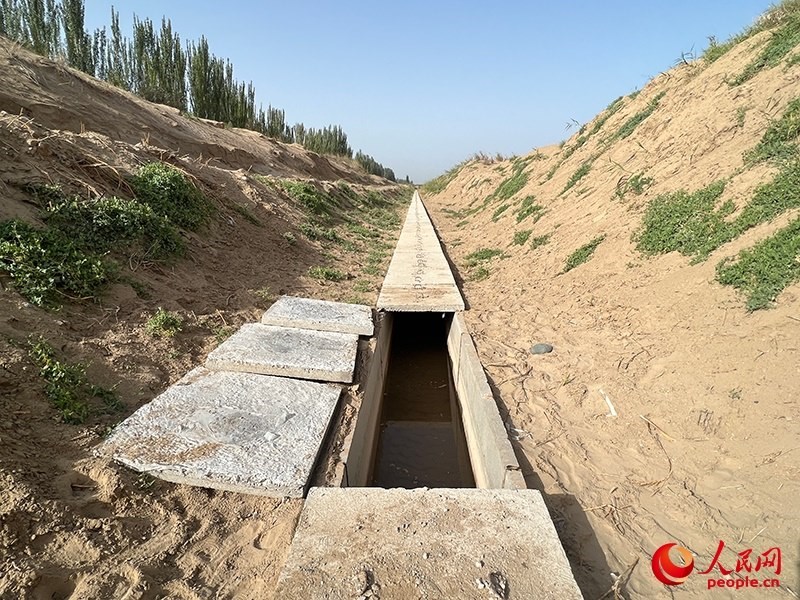 打開(kāi)蓋板，可見(jiàn)水在寬一米、深一米的渠道內(nèi)暢通流過(guò)。人民網(wǎng)記者 常雪梅攝