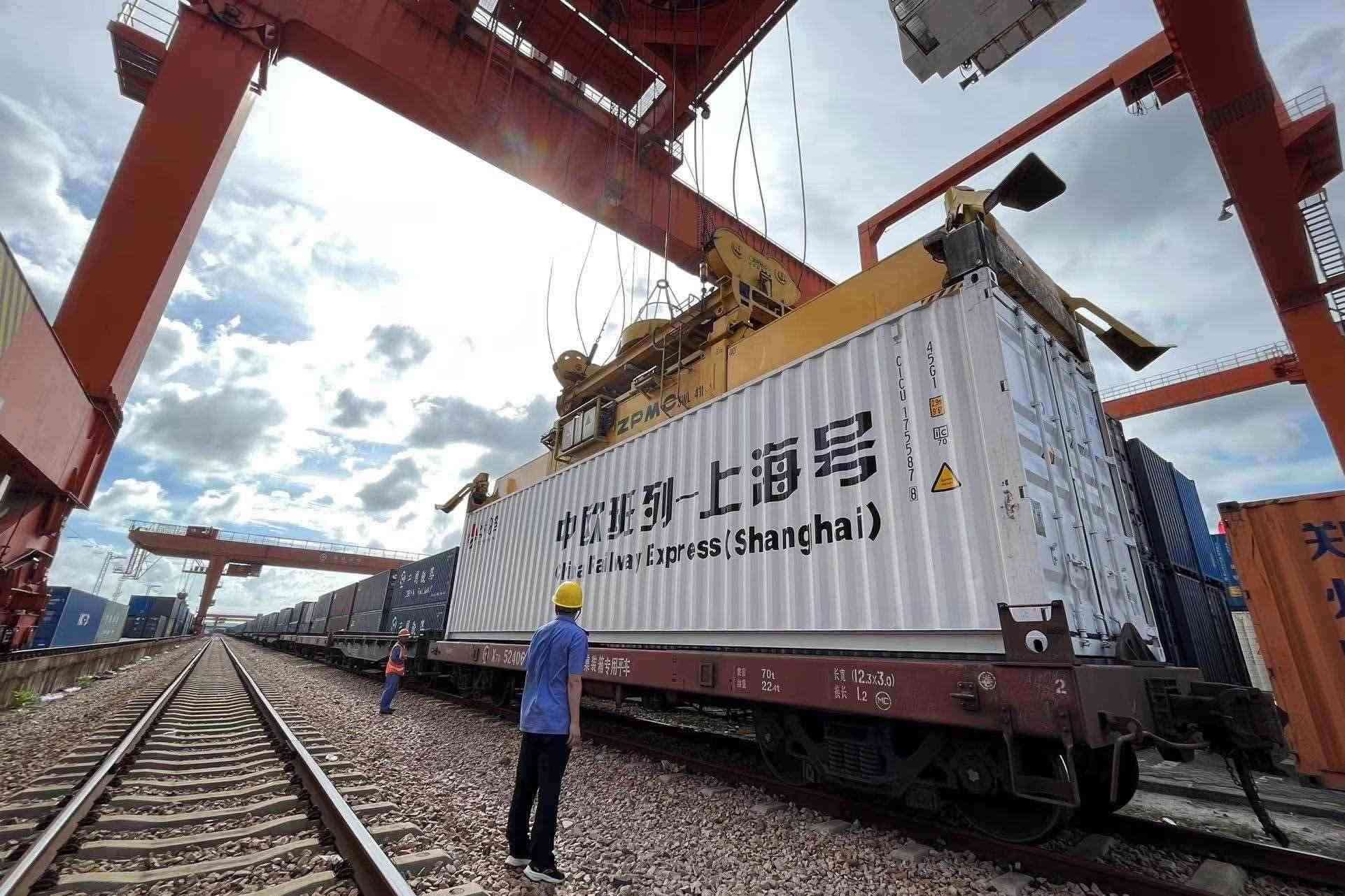 鐵路上海貨運(yùn)中心閔行站貨場(chǎng)內(nèi)，吊機(jī)在貨運(yùn)員的監(jiān)裝下進(jìn)行裝車落箱作業(yè)。人民網(wǎng) 皇甫萬(wàn)里攝