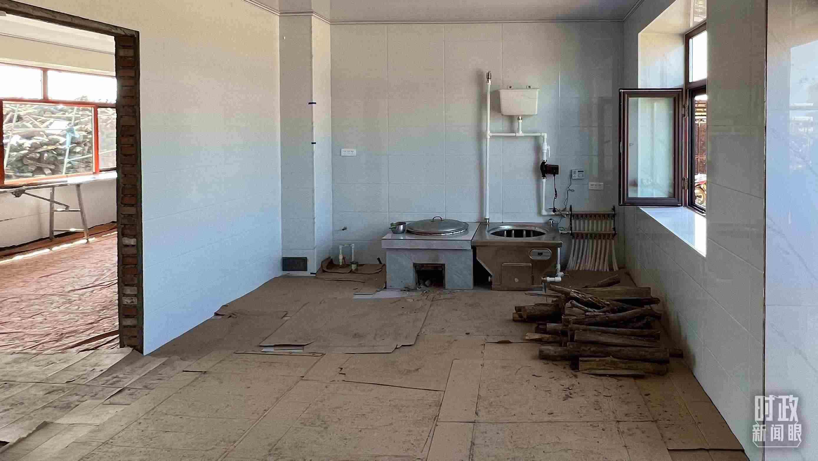 △龍王廟村內(nèi)，受災(zāi)房屋內(nèi)部正在進(jìn)行翻修。（總臺央視記者邢彬拍攝）