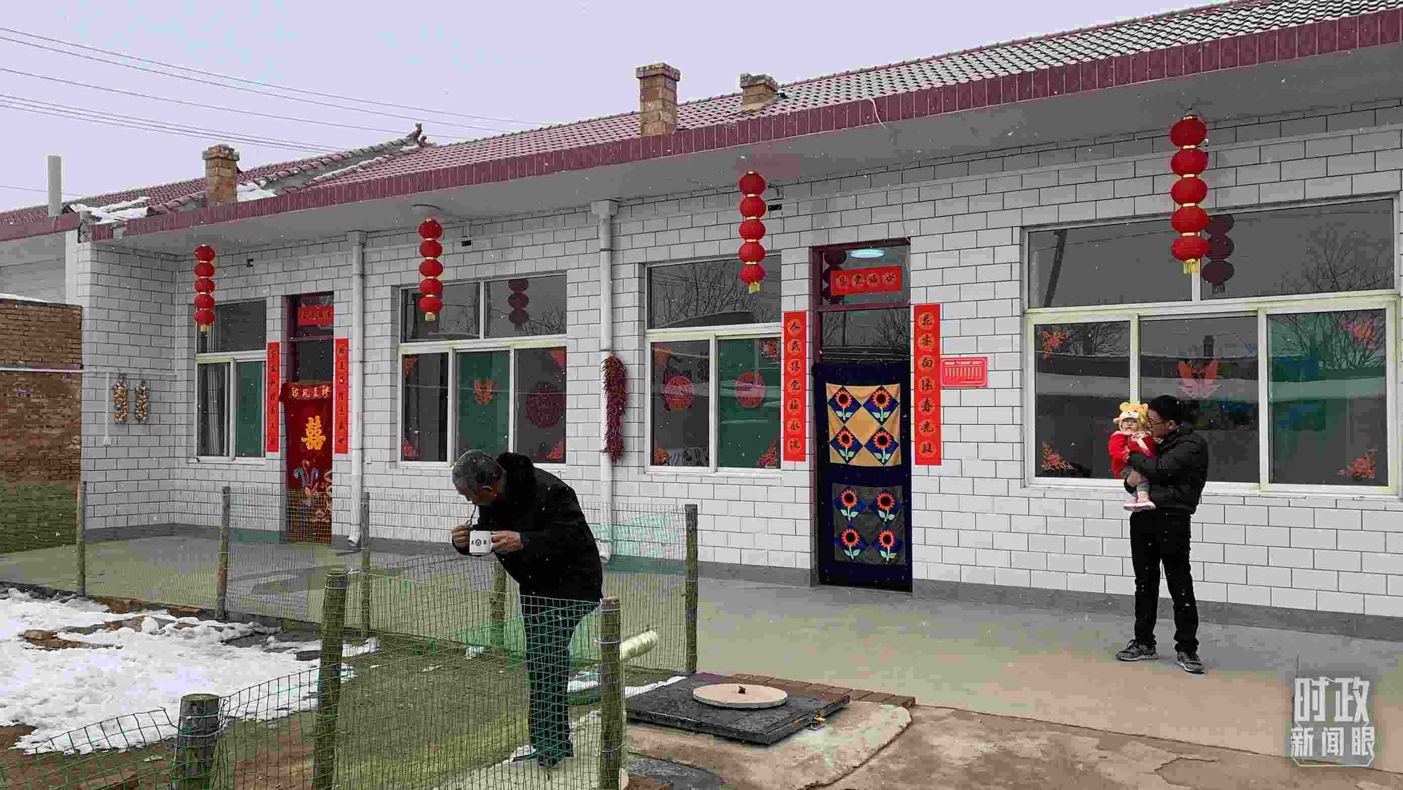 △ 當(dāng)年春節(jié)來臨之前，馮南垣村受災(zāi)村民全部搬進(jìn)了新家。（總臺央視記者段德文拍攝）