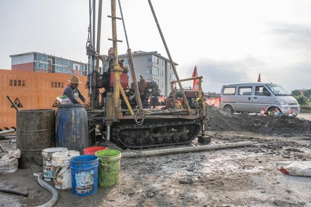 近日，在黑龍江省尚志市老街基鄉(xiāng)，施工人員正在作業(yè)。新華社記者 謝劍飛 攝