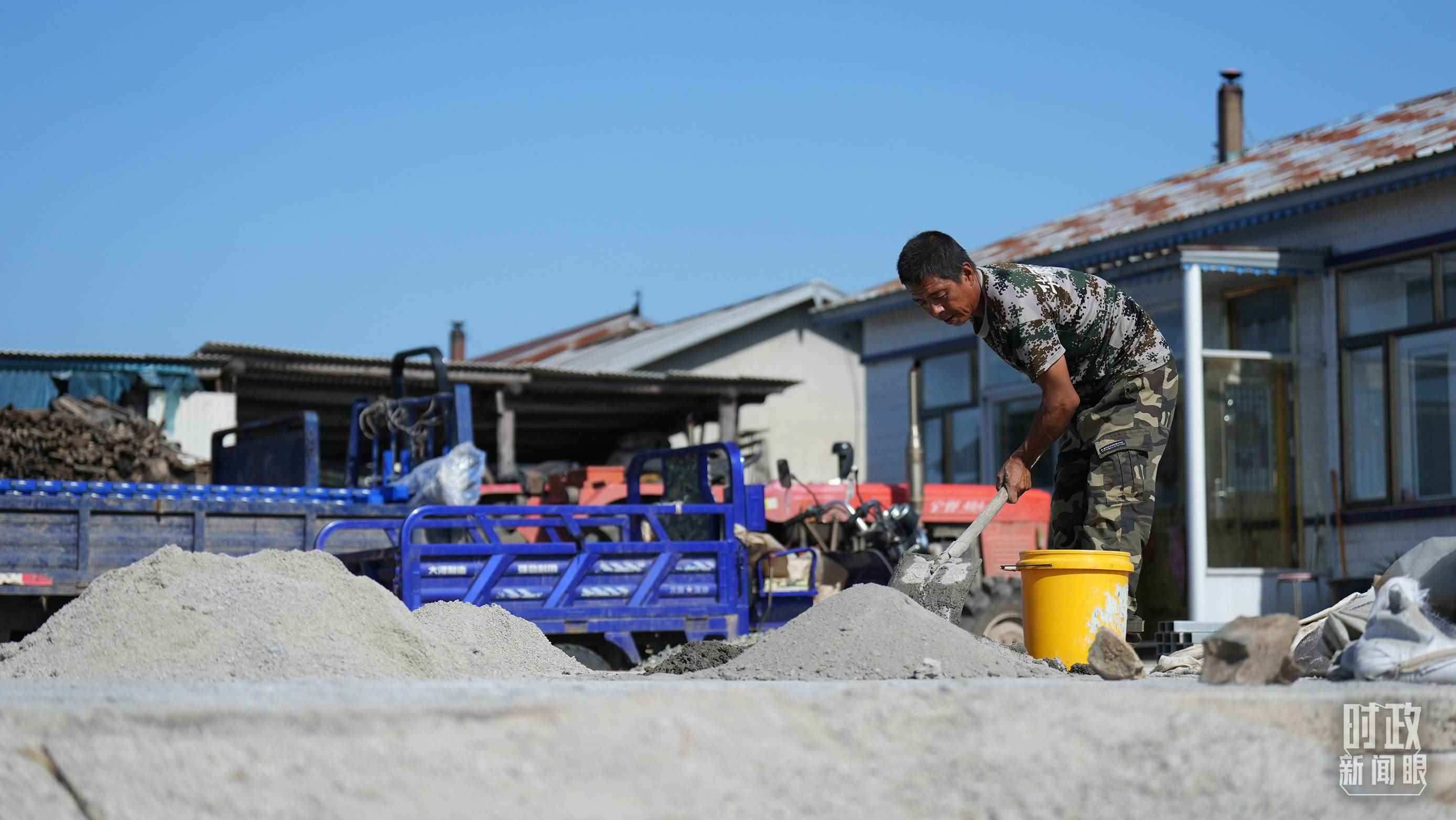 △龍王廟村的災(zāi)后恢復(fù)重建正加緊推進(jìn)。（總臺國廣記者李晉拍攝）