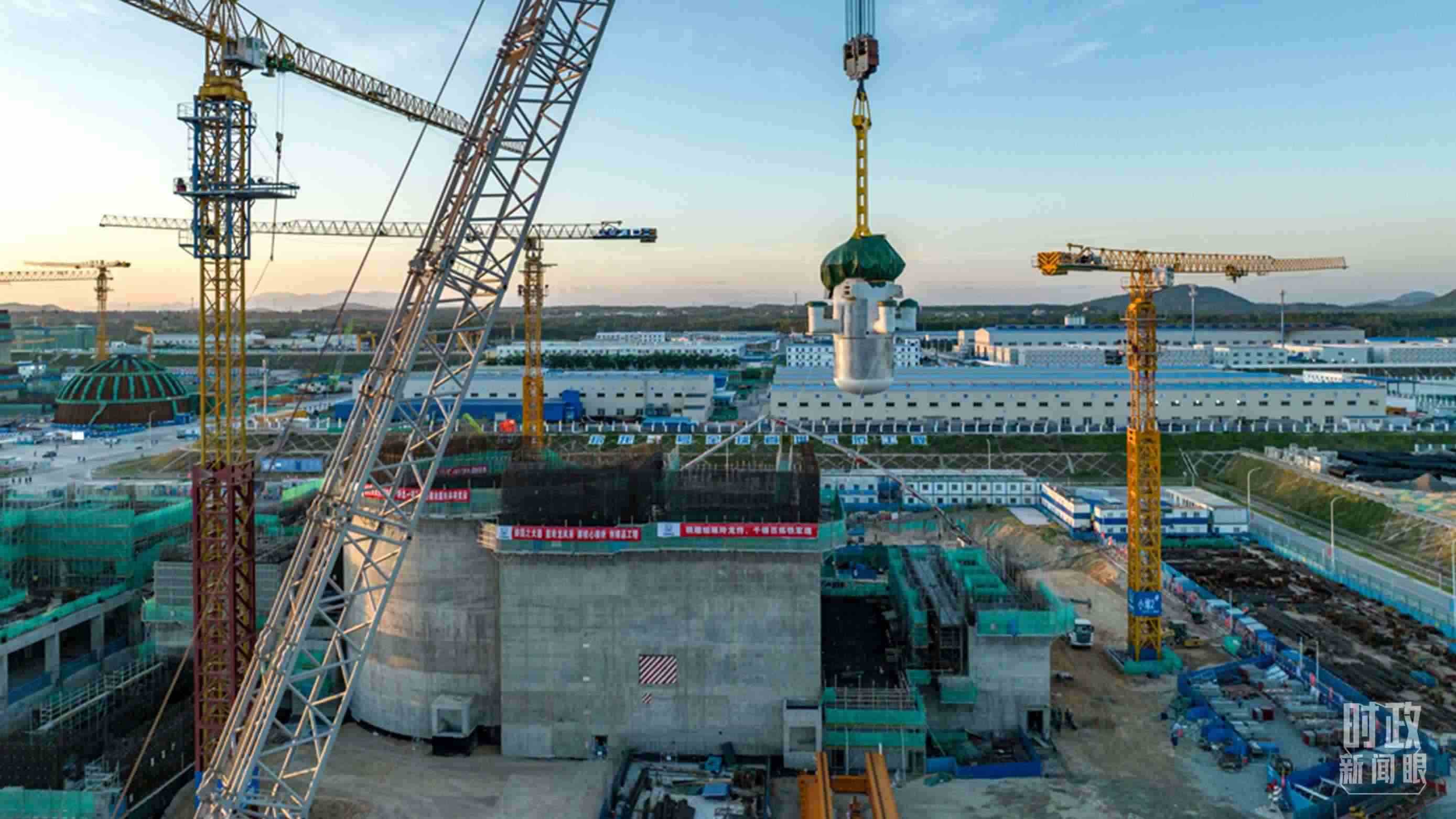 △8月10日，由中國第一重型機(jī)械股份公司承制的玲龍一號反應(yīng)堆核心模塊“玲龍之心”成功吊裝。（圖/國務(wù)院國資委網(wǎng)站）