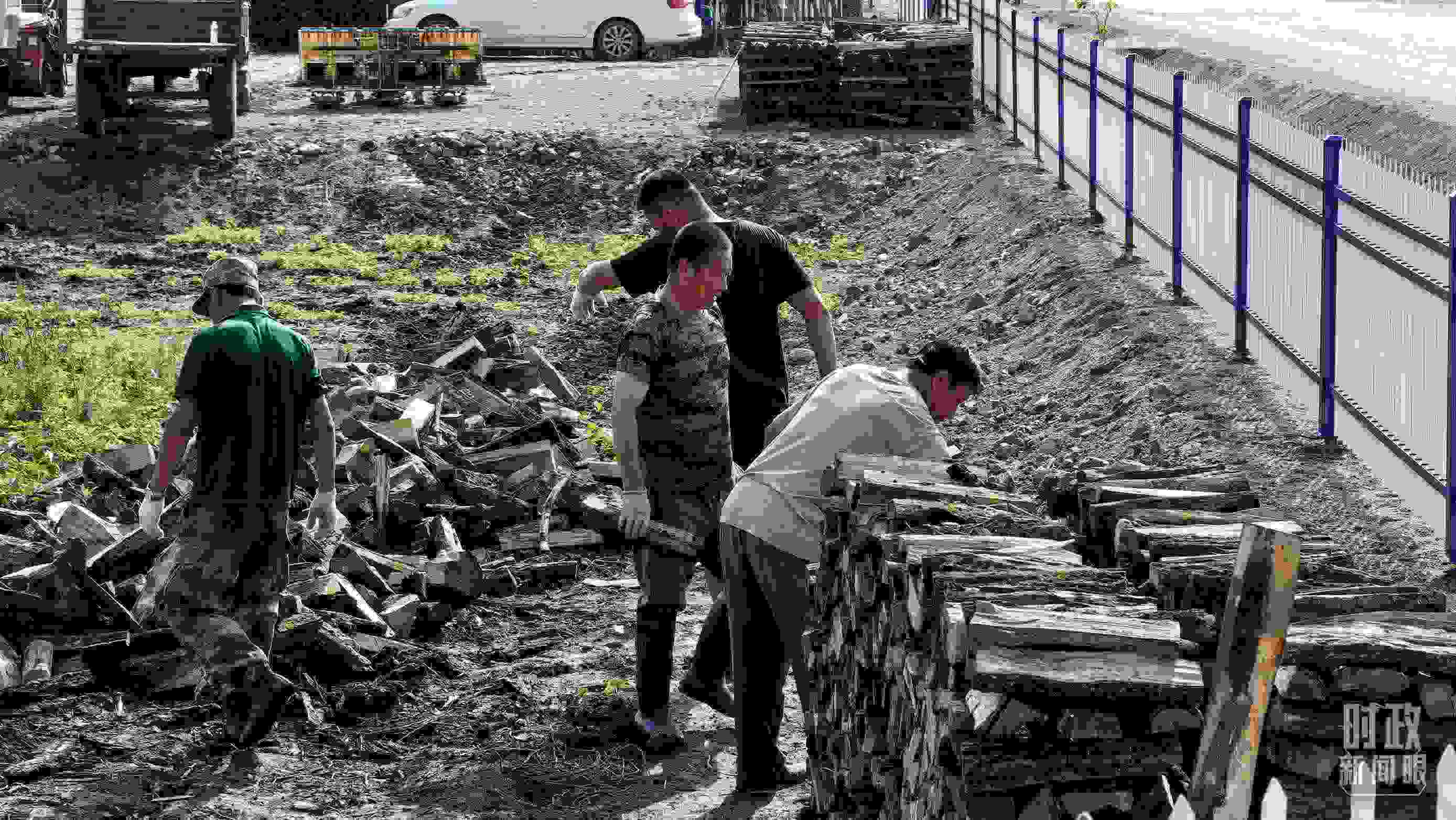 △村民正在整理家中被洪水沖垮的柴火垛。（總臺央廣記者潘毅拍攝）