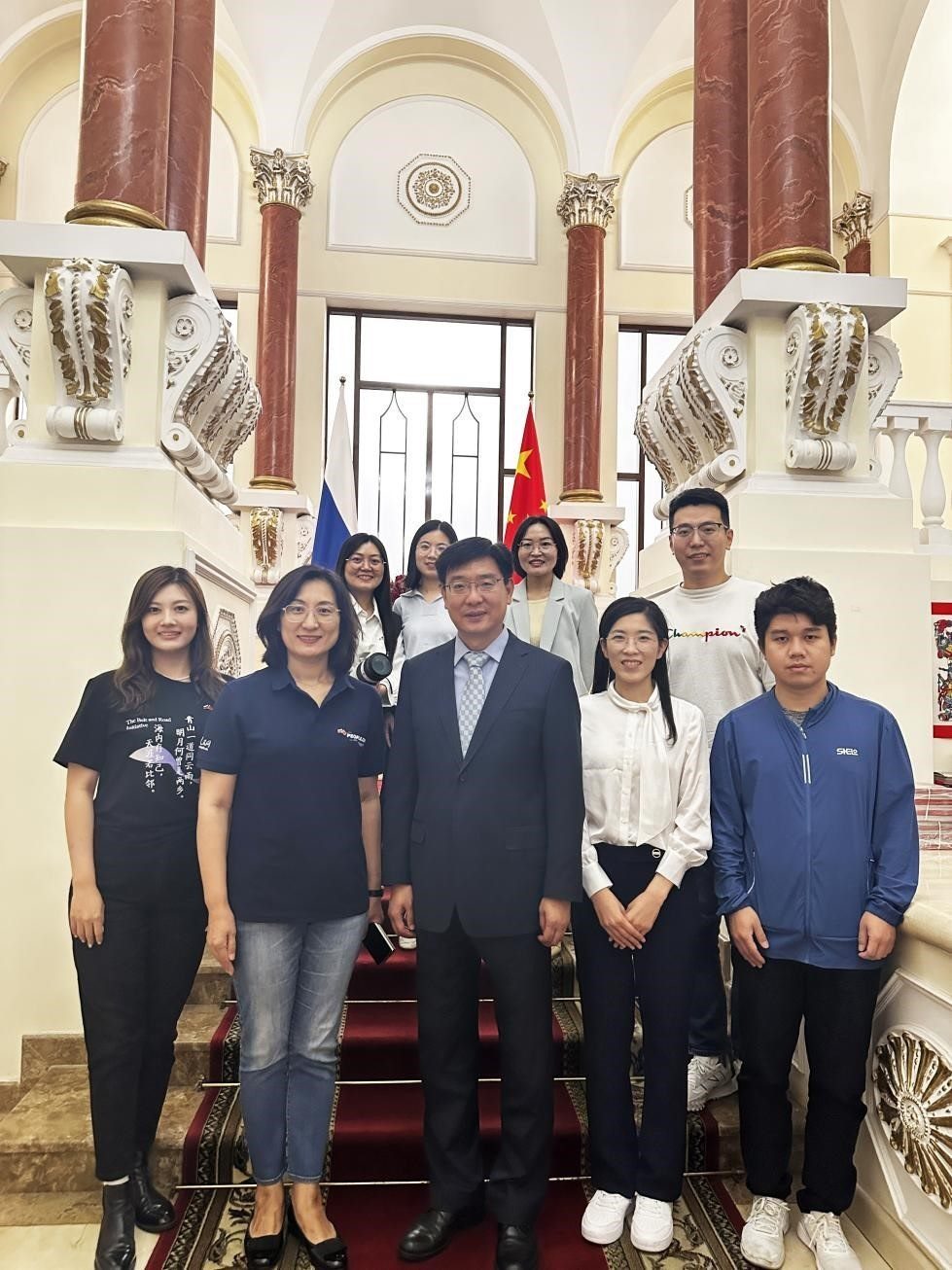 中國(guó)駐俄羅斯大使館公使銜文化參贊、莫斯科中國(guó)文化中心主任封立濤（前排中）與人民網(wǎng)記者合影。