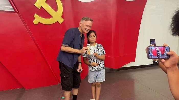 潘維廉和志愿講解員紀(jì)念合影。主辦方供圖