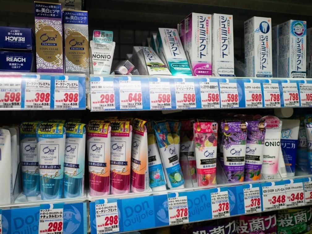 這是8月16日在日本東京新宿一商場(chǎng)拍攝的貨架。新華社記者張笑宇攝