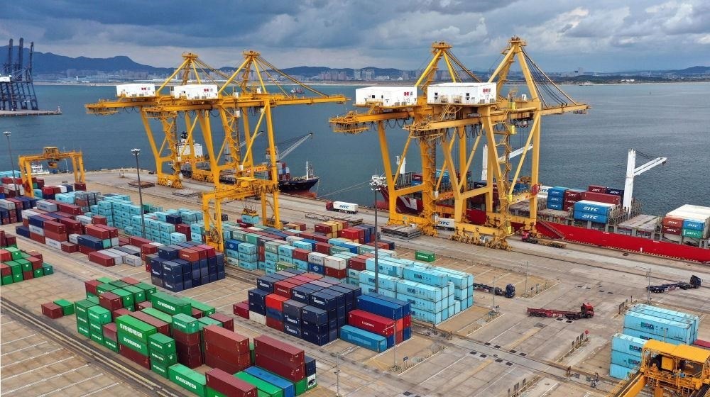 △在遼寧大連市遼寧港口集團大連港集裝箱碼頭，貨輪在裝卸集裝箱。