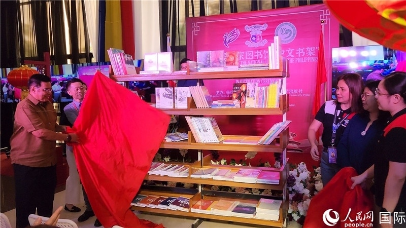 圖為北京語言大學(xué)出版社向菲律賓國家圖書館捐贈(zèng)圖書200余冊。人民網(wǎng)記者樊帆攝