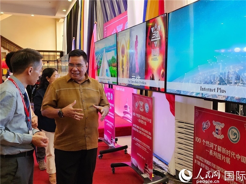 圖為菲律賓國家圖書館館長阿德里亞諾參觀新時(shí)代中國圖片展。人民網(wǎng)記者樊帆攝