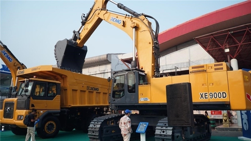 徐工集團展出的90噸礦用挖掘機與80噸自卸車。石偉攝影
