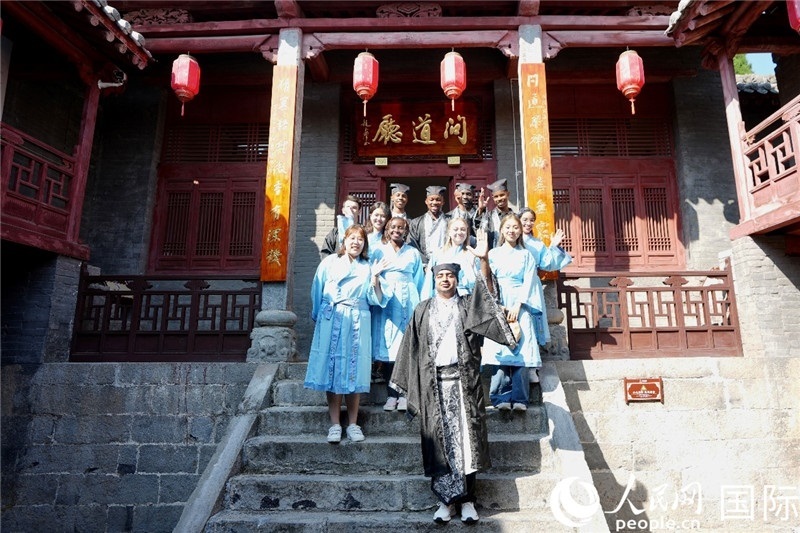 圖為選手們?cè)诤?huì)書院內(nèi)合影留念。人民網(wǎng) 盧鵬宇攝