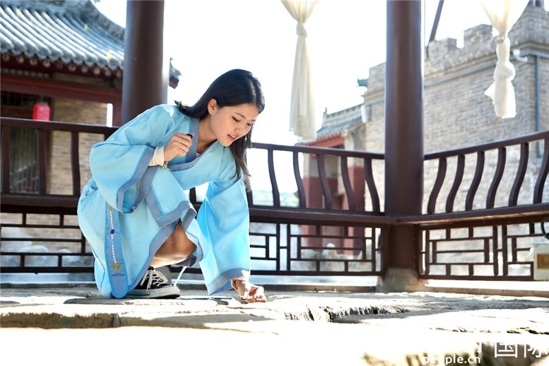 圖為選手在“曲水流觴亭”將“桃心”蠟燭放入渠中。人民網(wǎng) 盧鵬宇攝