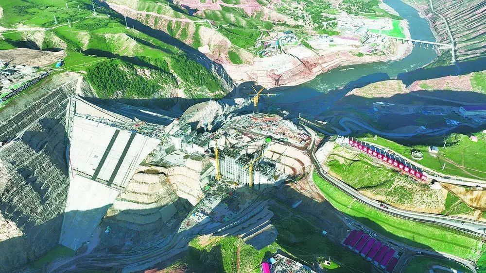 瑪爾擋水電站項(xiàng)目建設(shè)現(xiàn)場(chǎng)。國(guó)家能源集團(tuán)青?，敔枔跛娬竟﹫D