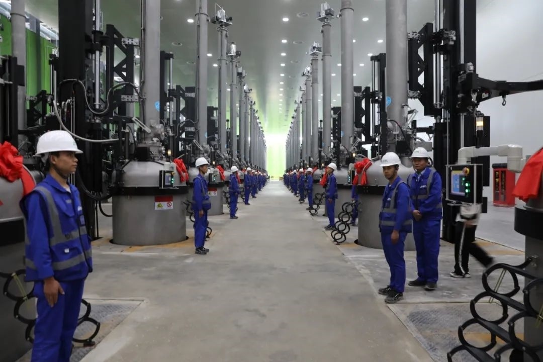 晶科能源二期20GW拉棒切方項(xiàng)目投產(chǎn)現(xiàn)場(chǎng)。南川工業(yè)園區(qū)管委會(huì)供圖