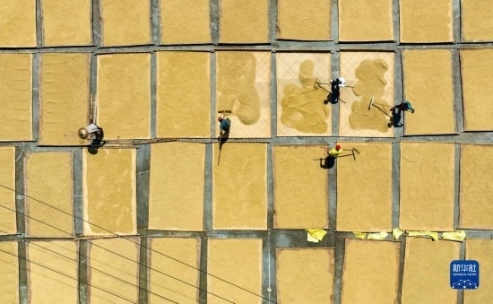 9月16日，在湖南省懷化市通道侗族自治縣萬佛山鎮(zhèn)溪上村，村民在晾曬稻谷（無人機照片）。