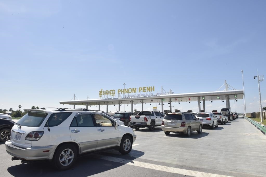 2022年11月7日，車輛在柬埔寨首都金邊的金港高速公路入口處排隊。金港高速公路連接柬埔寨首都金邊和該國最大深水海港西哈努克港。