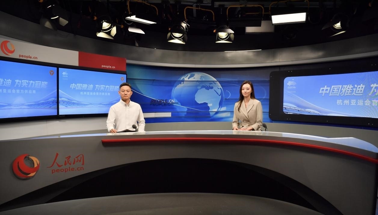 雅迪科技集團(tuán)全球營(yíng)銷與服務(wù)總裁王家中接受人民網(wǎng)記者采訪。人民網(wǎng)記者 于凱攝