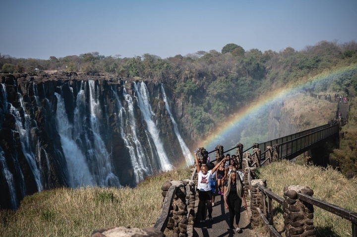 8月21日，游客在贊比亞觀賞維多利亞瀑布景色。