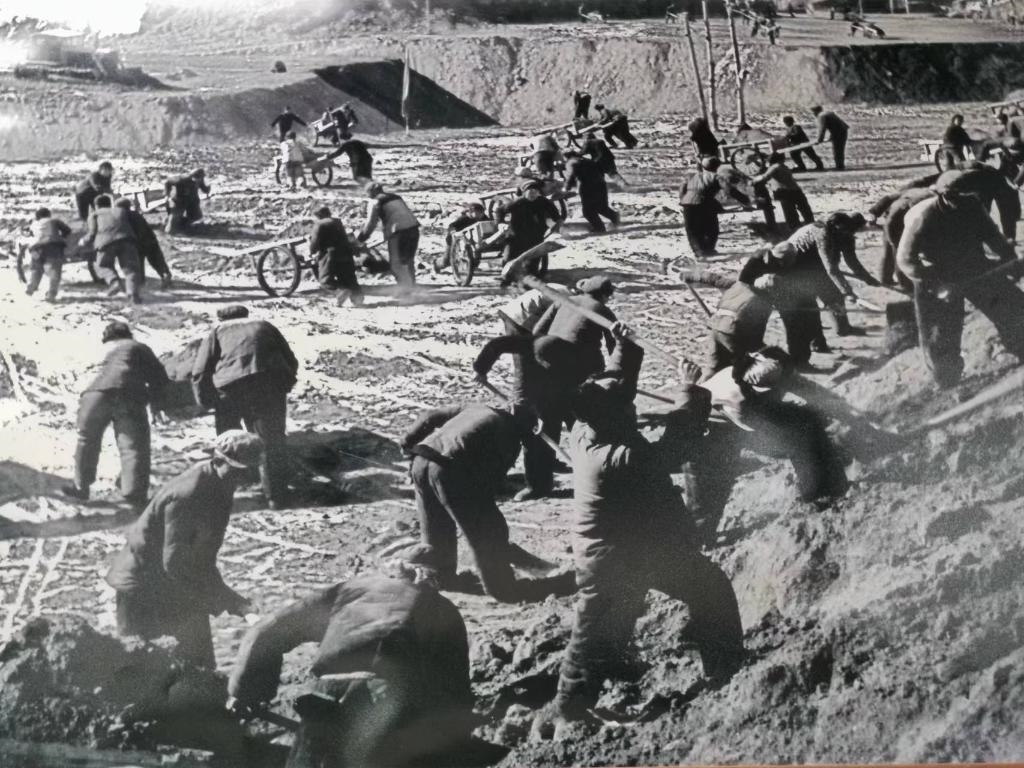 20世紀(jì)70年代，高西溝人治理水土流失場(chǎng)景。（資料圖片）