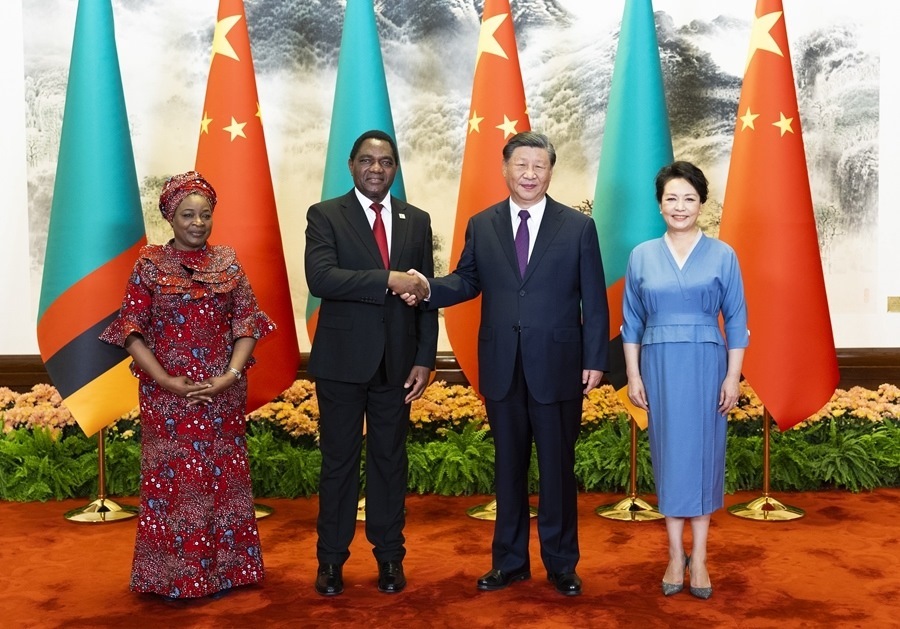 這是會(huì)談前，習(xí)近平主席和夫人彭麗媛同希奇萊馬總統(tǒng)和夫人穆廷塔合影。