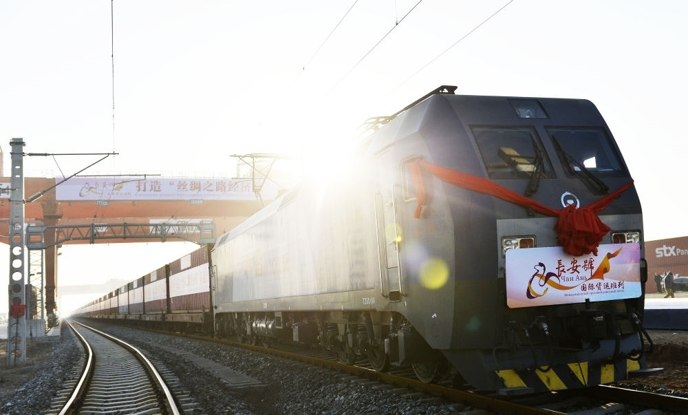 2013年11月28日，首趟由西安發(fā)往哈薩克斯坦阿拉木圖的長安號國際貨運列車等待出發(fā)。新華社記者 劉瀟 攝