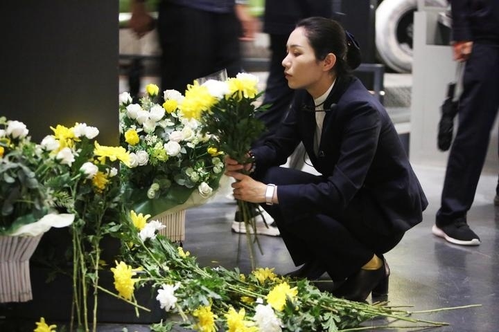 9月18日，工作人員在侵華日軍第七三一部隊(duì)罪證陳列館整理花束。新華社記者 石楓 攝