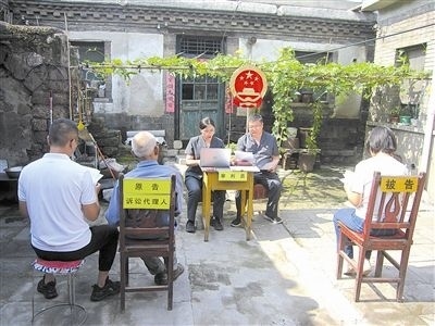 圖②：法庭在農(nóng)家小院開展巡回審判。