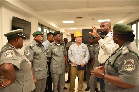 萊基港員工向海關(guān)工作人員講解掃描儀使用方法。受訪者供圖