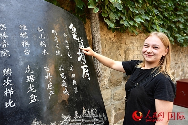 選手金雪花（波蘭）在古堡內(nèi)留影。人民網(wǎng) 盧鵬宇攝