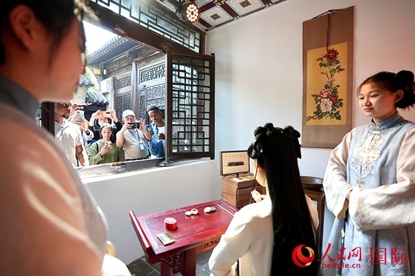 選手們觀看表演。人民網(wǎng) 盧鵬宇攝