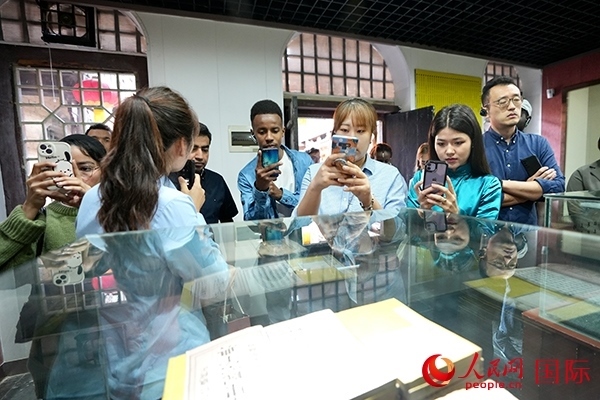 選手們認(rèn)真聆聽導(dǎo)游講解。人民網(wǎng) 盧鵬宇攝