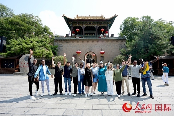 選手們在御書樓前合影。人民網(wǎng) 盧鵬宇攝