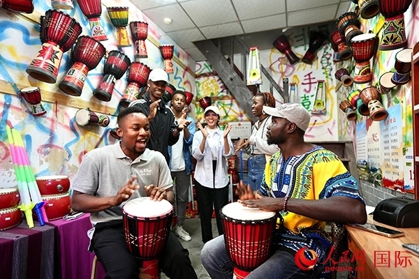 選手們敲起非洲鼓。人民網(wǎng) 盧鵬宇攝