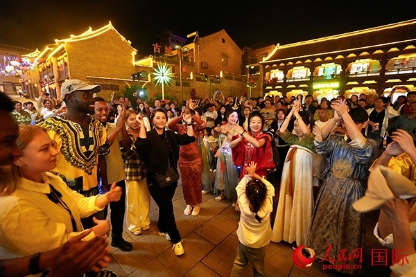 選手們和演員們一起舞蹈。人民網(wǎng) 盧鵬宇攝