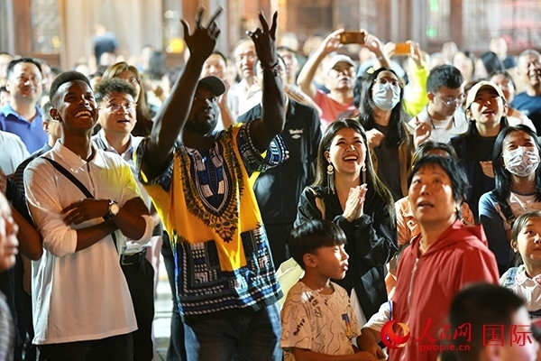 選手體驗(yàn)古城巡游。人民網(wǎng) 盧鵬宇攝