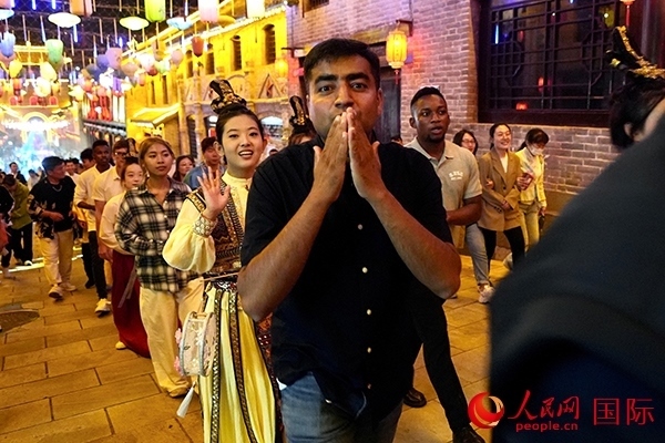 選手體驗(yàn)古城巡游。人民網(wǎng) 盧鵬宇攝