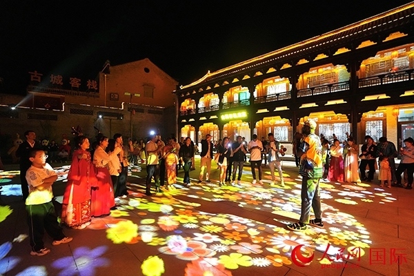 選手們和演員們一起載歌載舞。人民網(wǎng) 盧鵬宇攝