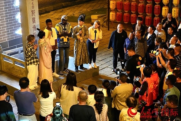 選手們一起演唱《大中國》。人民網(wǎng) 盧鵬宇攝