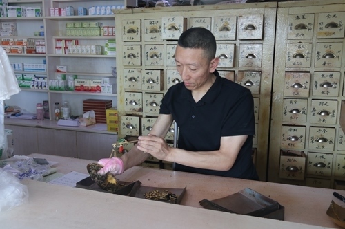 馬啟紅為病患精心配藥。受訪者供圖