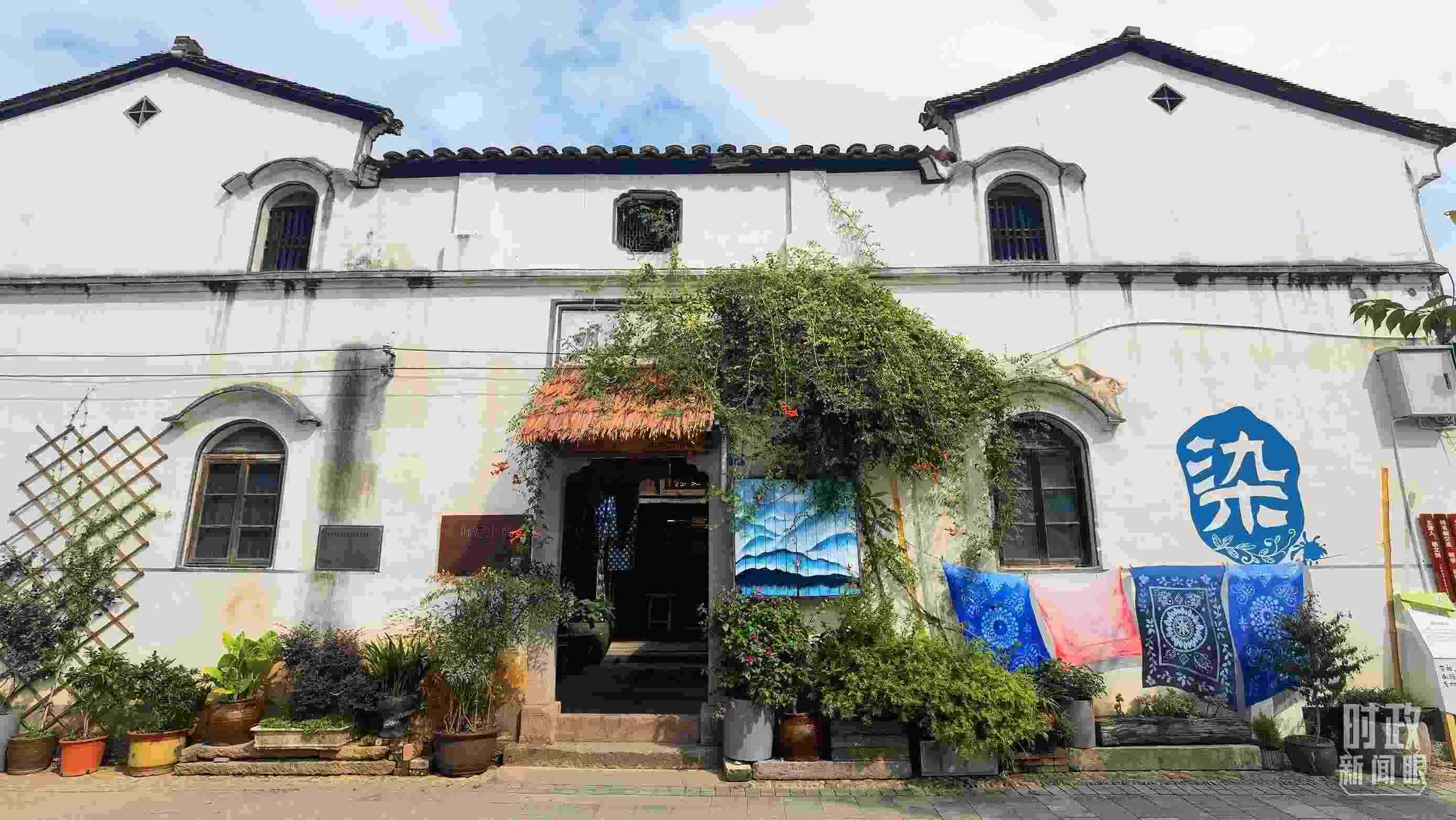 △李祖村的藝術(shù)染坊。（總臺(tái)央視記者周志國(guó)拍攝）