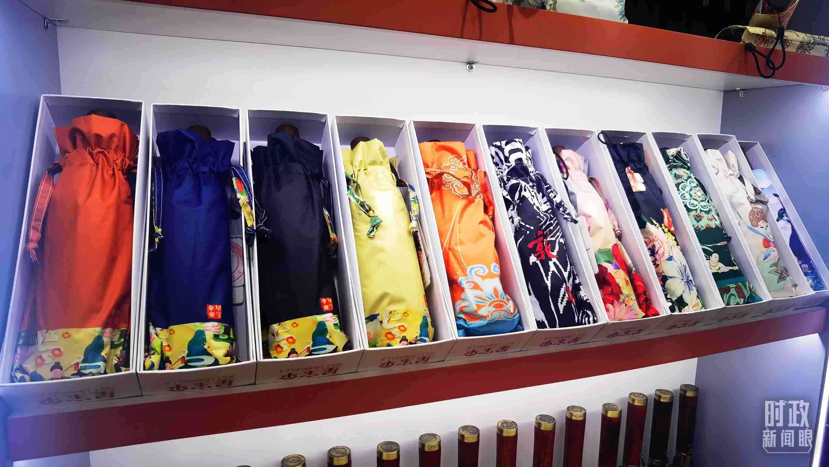 △商貿(mào)城內(nèi)的一家傘鋪，貨架上擺放著包裝精美的雨傘。（總臺(tái)央視記者范學(xué)禹拍攝）